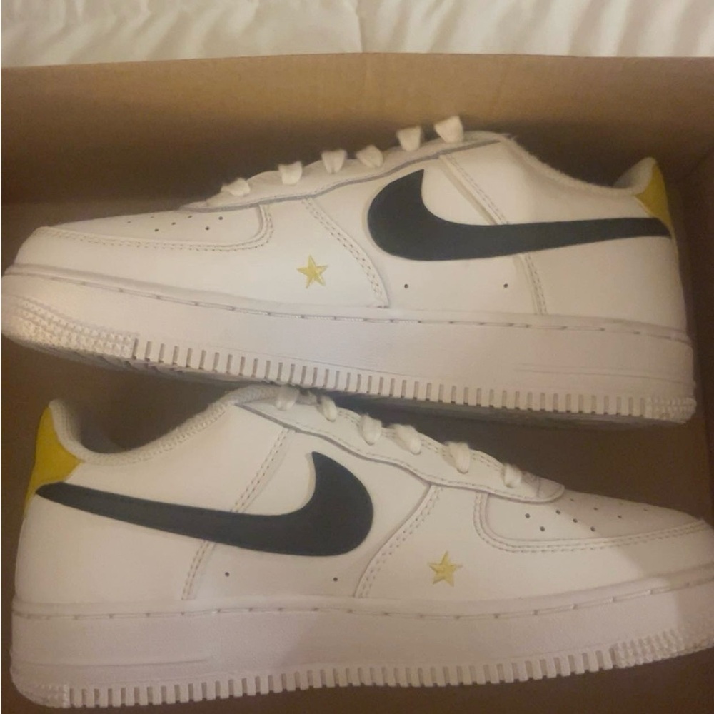 Nike women’s White Sneakers with Black and Yellow Accents condition like new